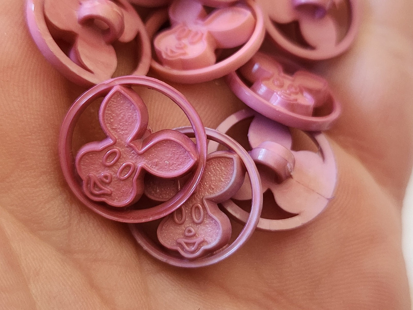 Lot 51 boutons rose lapin decoupis fond d'atelier 1,5 cm ref 4973