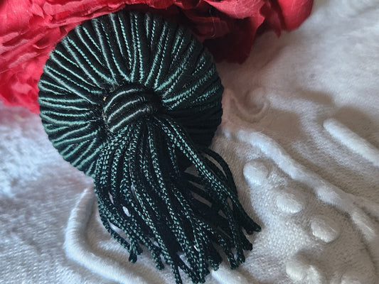 Gros bouton ancien en passementerie avec pendants vert 3,1 cm ref 3936 **