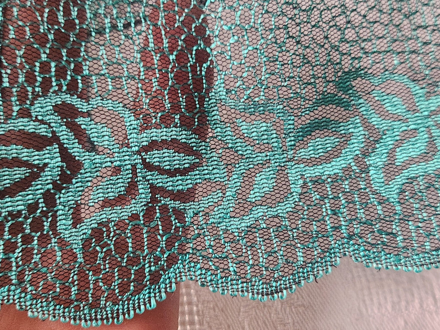 Large dentelle vinatge lumineuse bleu au métre sur 9,7 cm A2