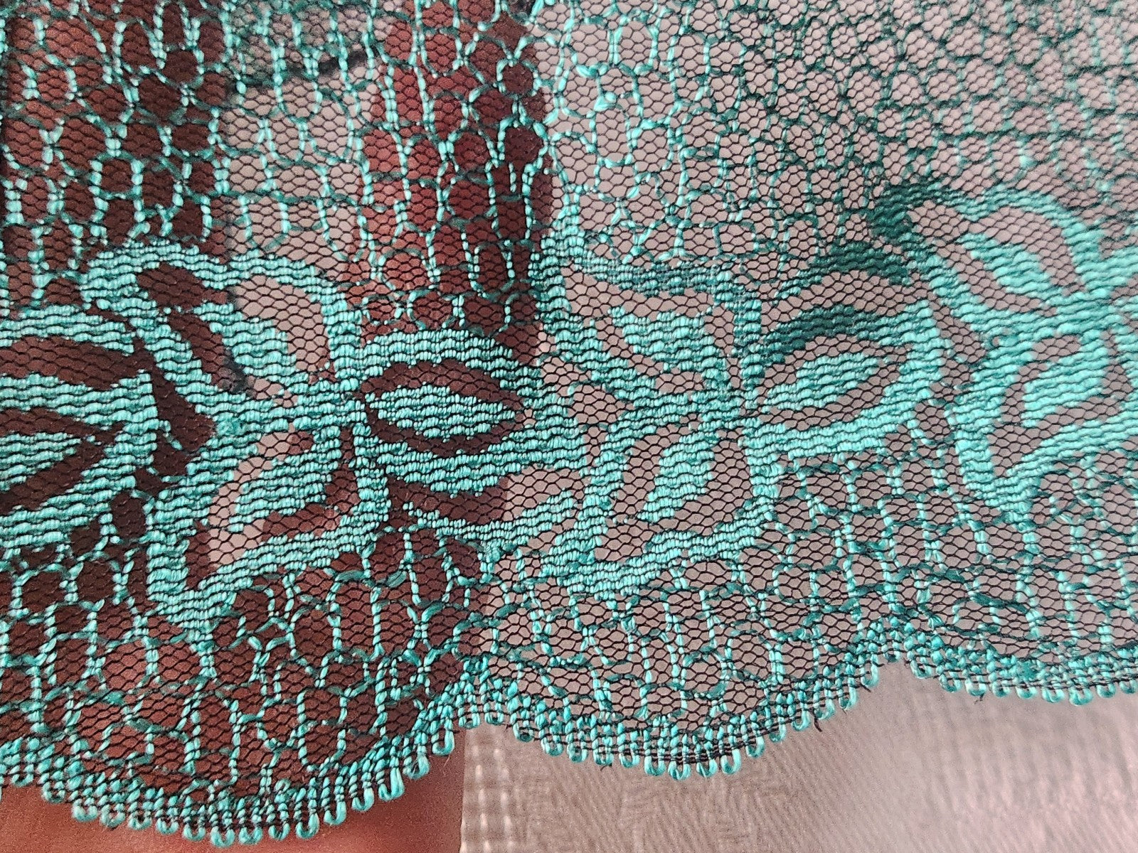 Large dentelle vinatge lumineuse bleu au métre sur 9,7 cm A2