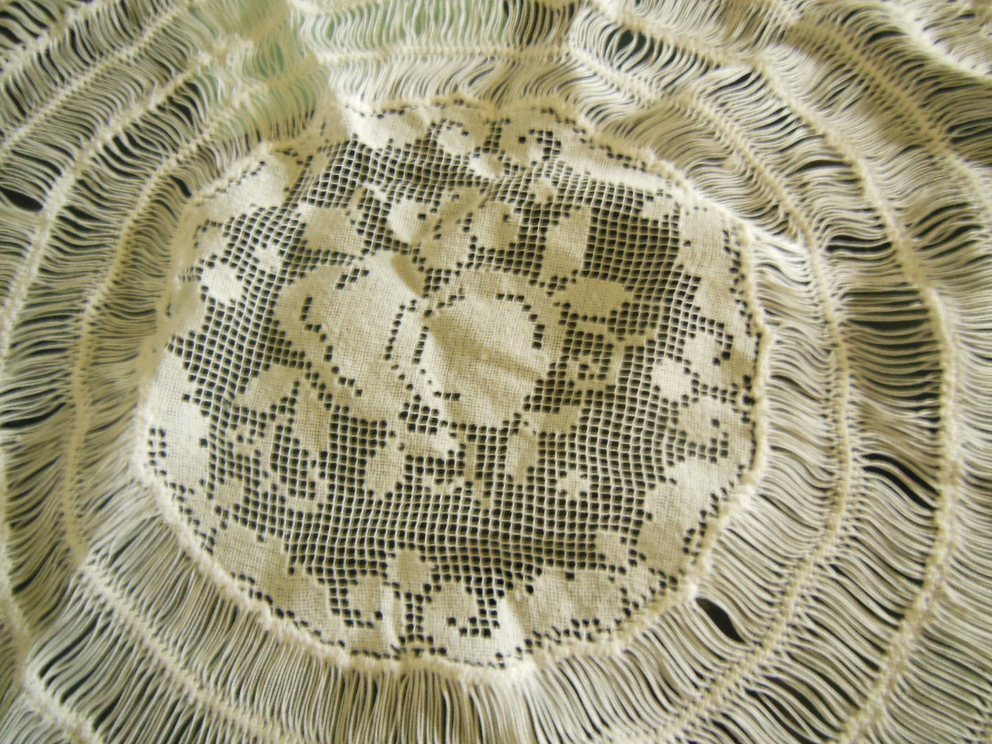Petite nappe ou surnappe ronde ancienne guéridon franges mains  B6
