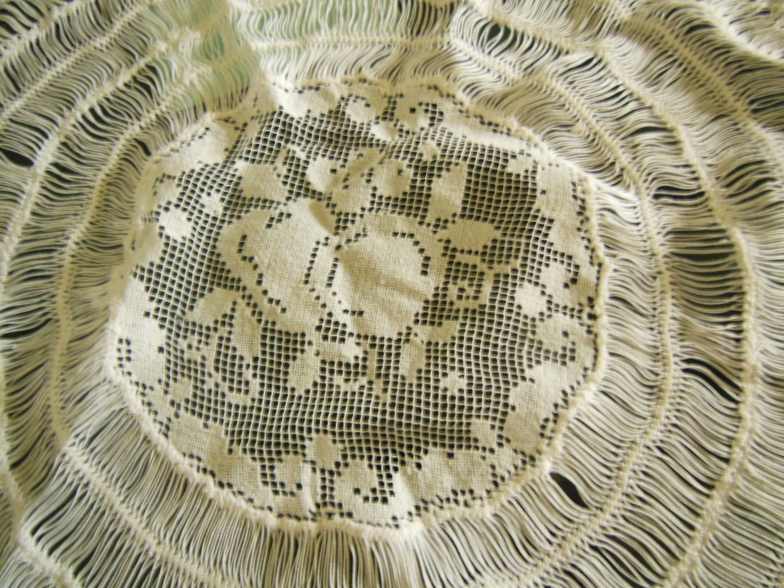 Petite nappe ou surnappe ronde ancienne guéridon franges mains  B6