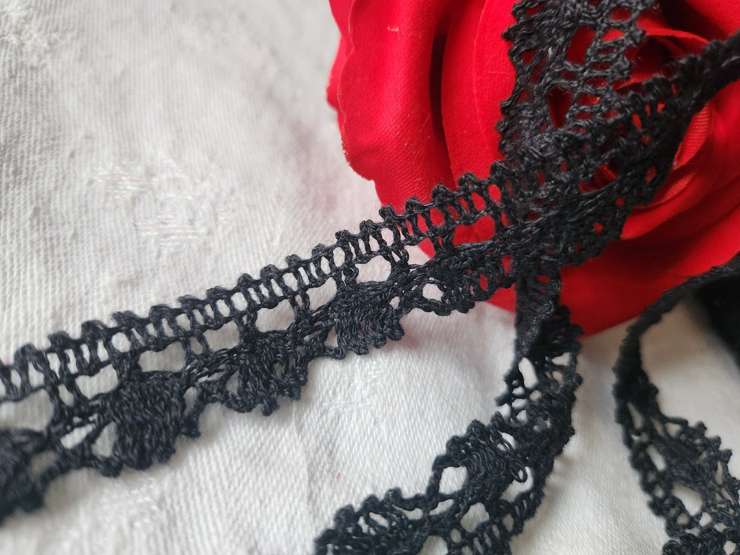 Dentelle vintage noir clair  large 3 métres sur 1,8 cm A2