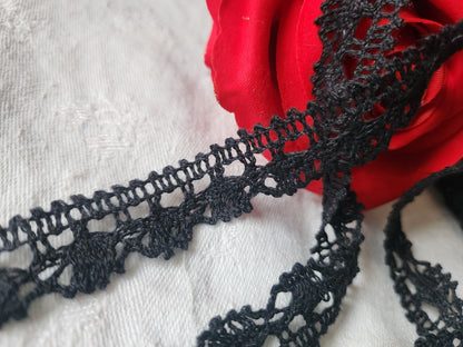 Dentelle vintage noir clair  large 3 métres sur 1,8 cm A2