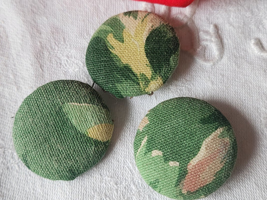 Trio gros boutons anciens  tissu vintage  pied 3,3 cm ref 400