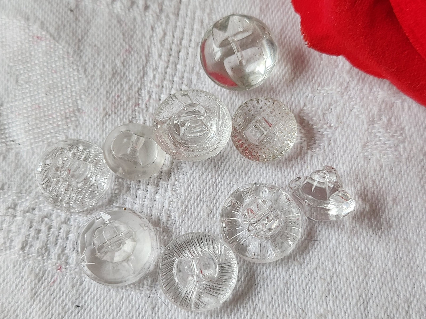 Lot 10 boutons anciens en verre transparent   panaché 1,1 à 1,3 cm ref 2386