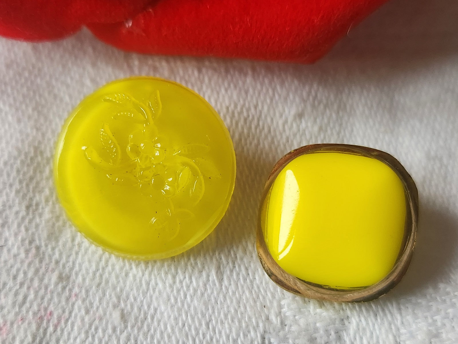 Duo boutons anciens en verre jaune travaillé vintage 1,6 et 1,8 cm D9B
