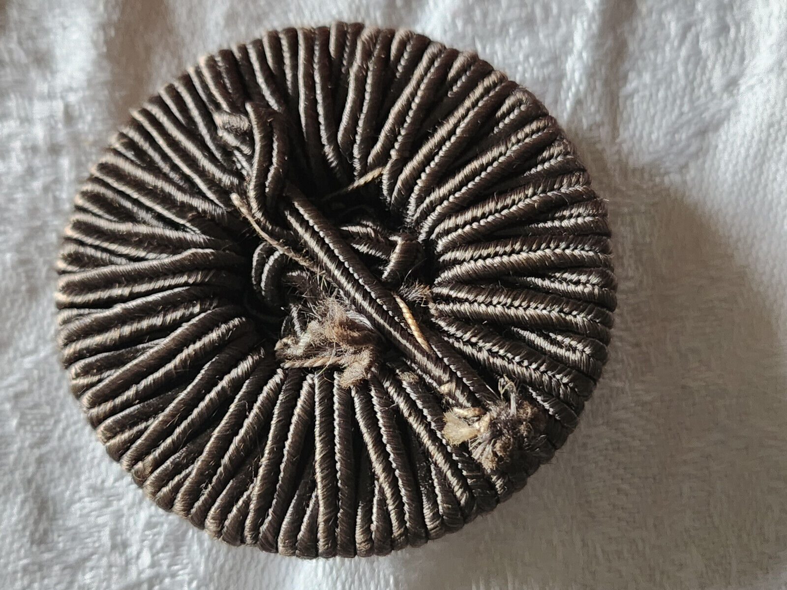 Haute couture énorme bouton ancien gris passementerie 4,4 cm ref 3114