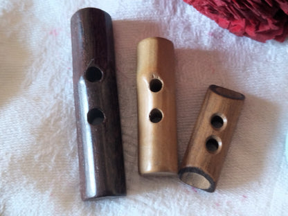 Trio boutons anciens en bois long et étroit à trous 2,6 à 3,4 cm ref 121