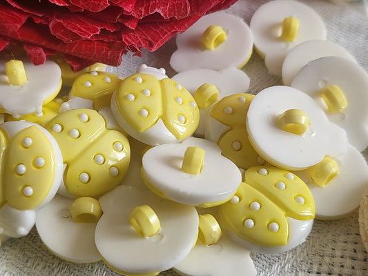 Lot 12 boutons coccinelle bicolore jaune blanc pied 1,6 sur ,1,8 cm ref 4647