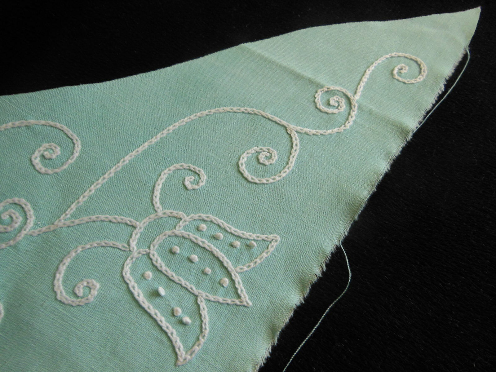 Longue broderie boucle ancienne main vintage fond vert  incrustation  B7-2