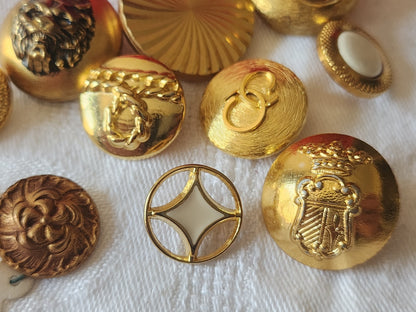 Lot 11 boutons vintage en métal doré panaché 1,5 à 2,5 cm ref 6062