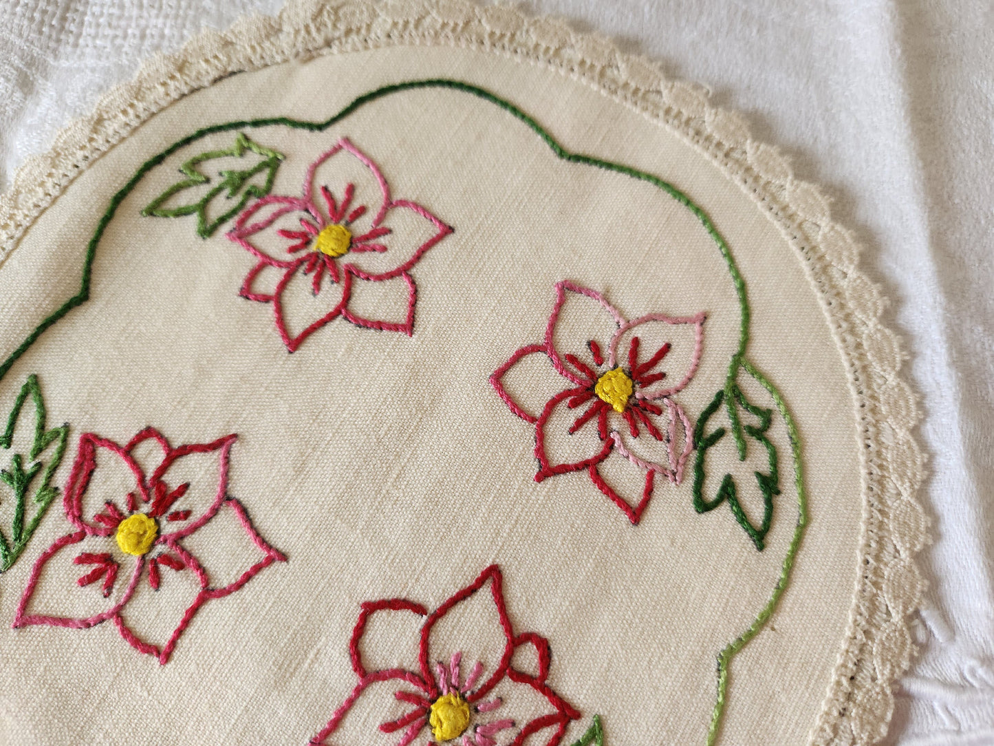 Napperon ancien broderie main jamais utilisé fleur couleur lin 19,5 cm B6