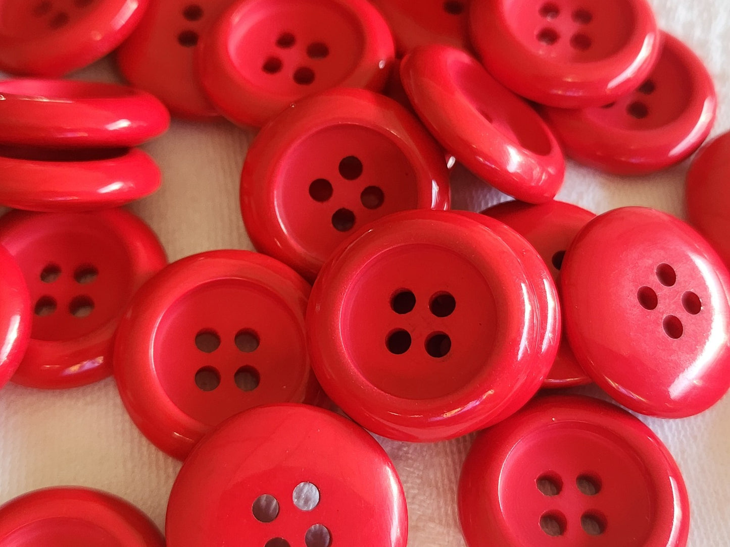 Lot 12 boutons vintage rouge bord à trous 2,1 cm ref 5745
