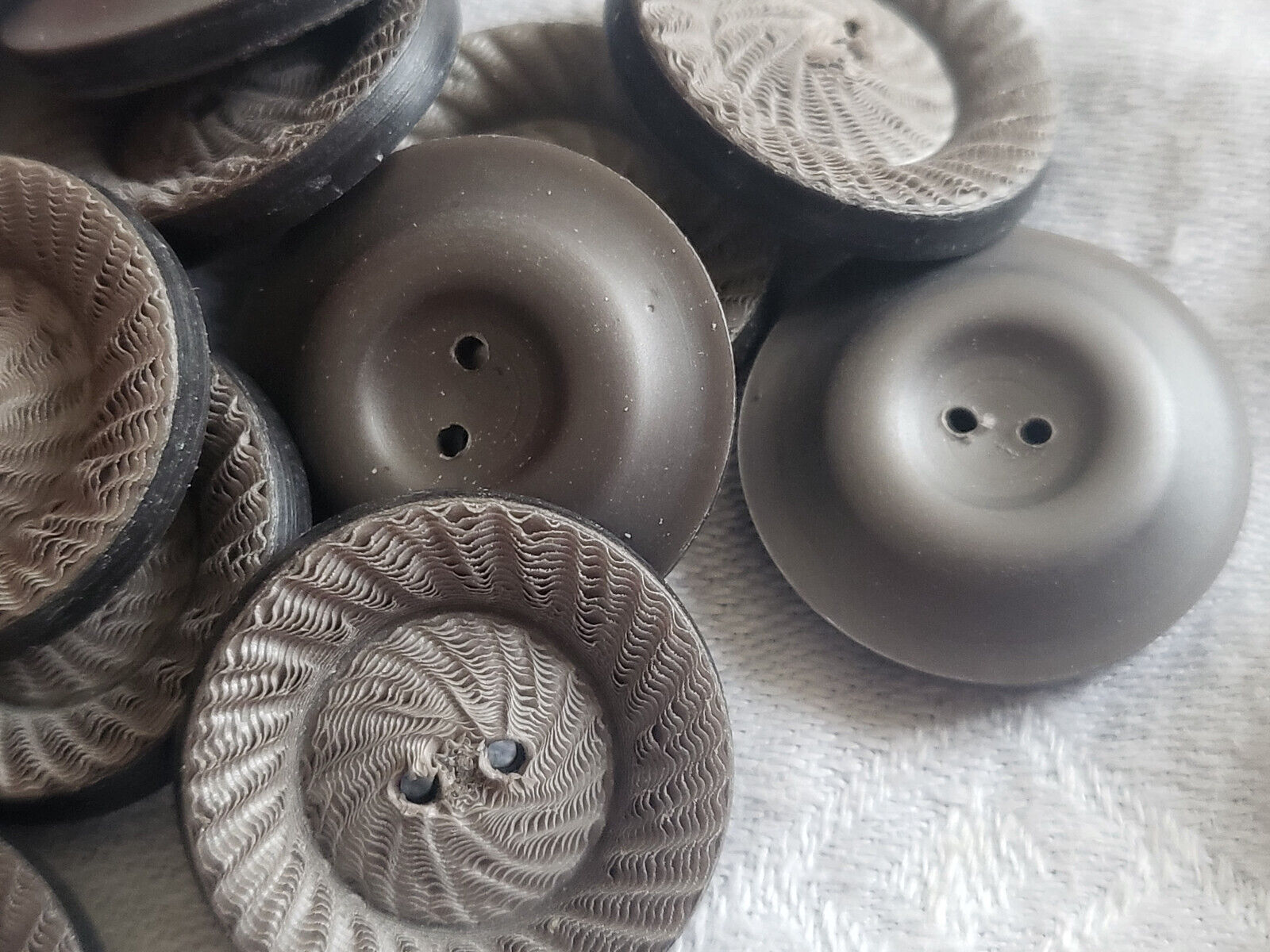 Lot 6 boutons anciens gris effet effeuillé originaux trous 2,2 cm ref 5308