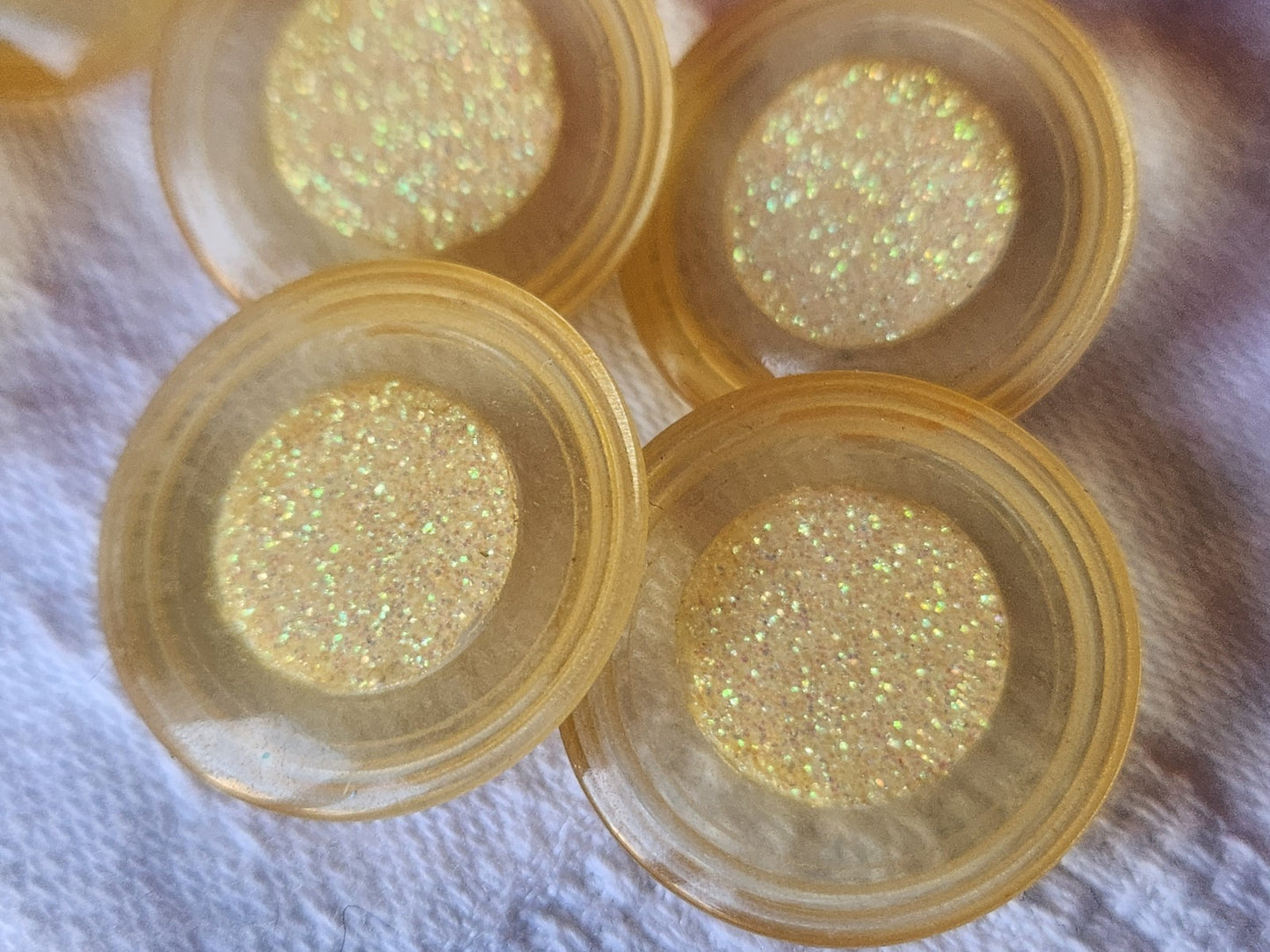 Lot 6 boutons vintage jaune paillette à pied 2,2 cm  ref 3905