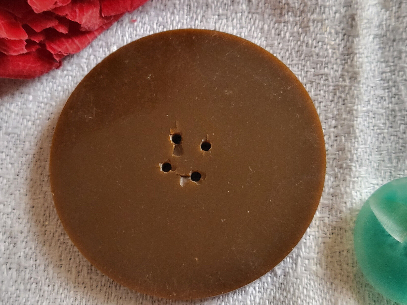 Gros bouton ancien art deco  marron  diamètre 4  cm ref 3099
