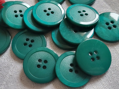 Lot 18 boutons vintage classique vert 4 trous rebord  2,2 cm ref 794