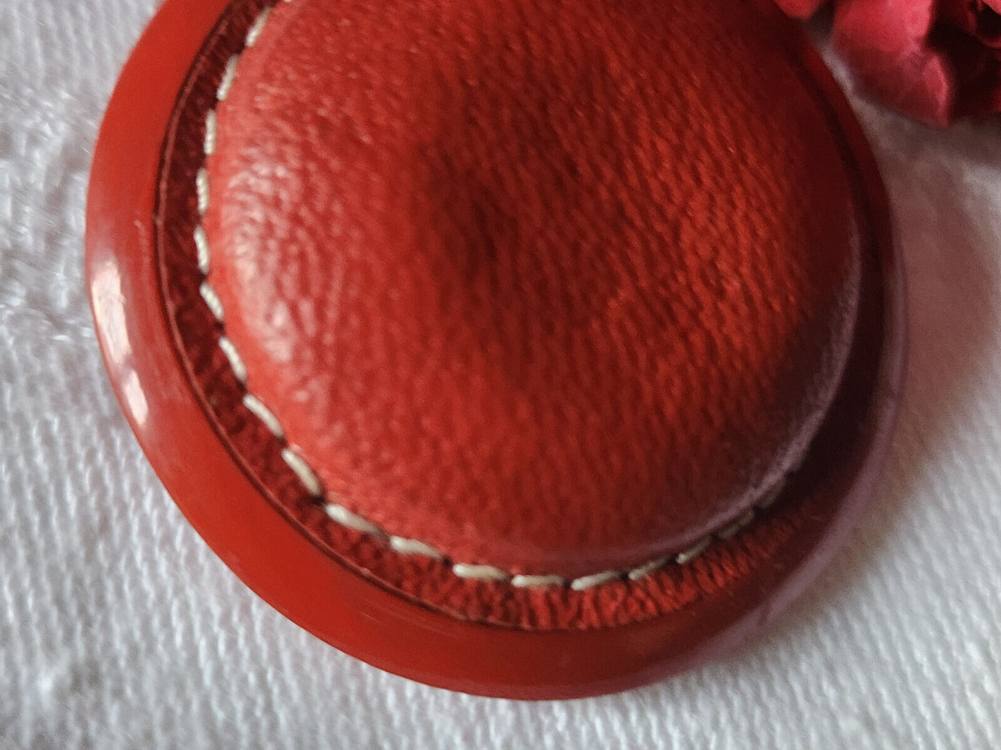 Collection gros bouton coeur cuir rouge monture resine 3,7 cm D8P