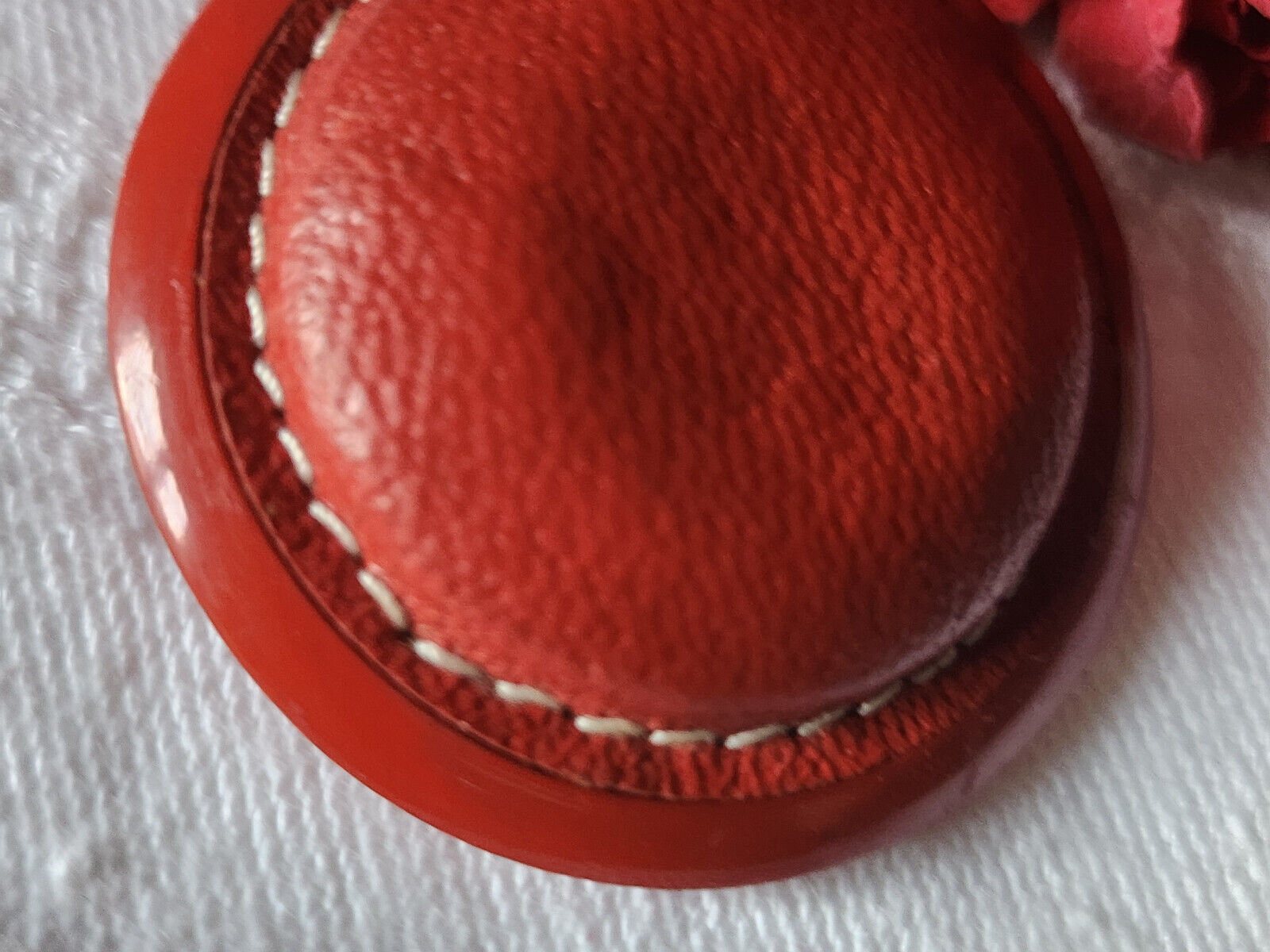 Collection gros bouton coeur cuir rouge monture resine 3,7 cm D8P