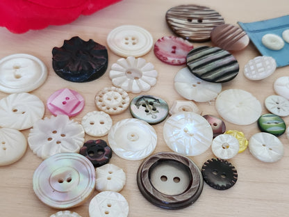 Lot 40 boutons anciens en nacre ciselé collection 1 cm à 2,7 cm T8