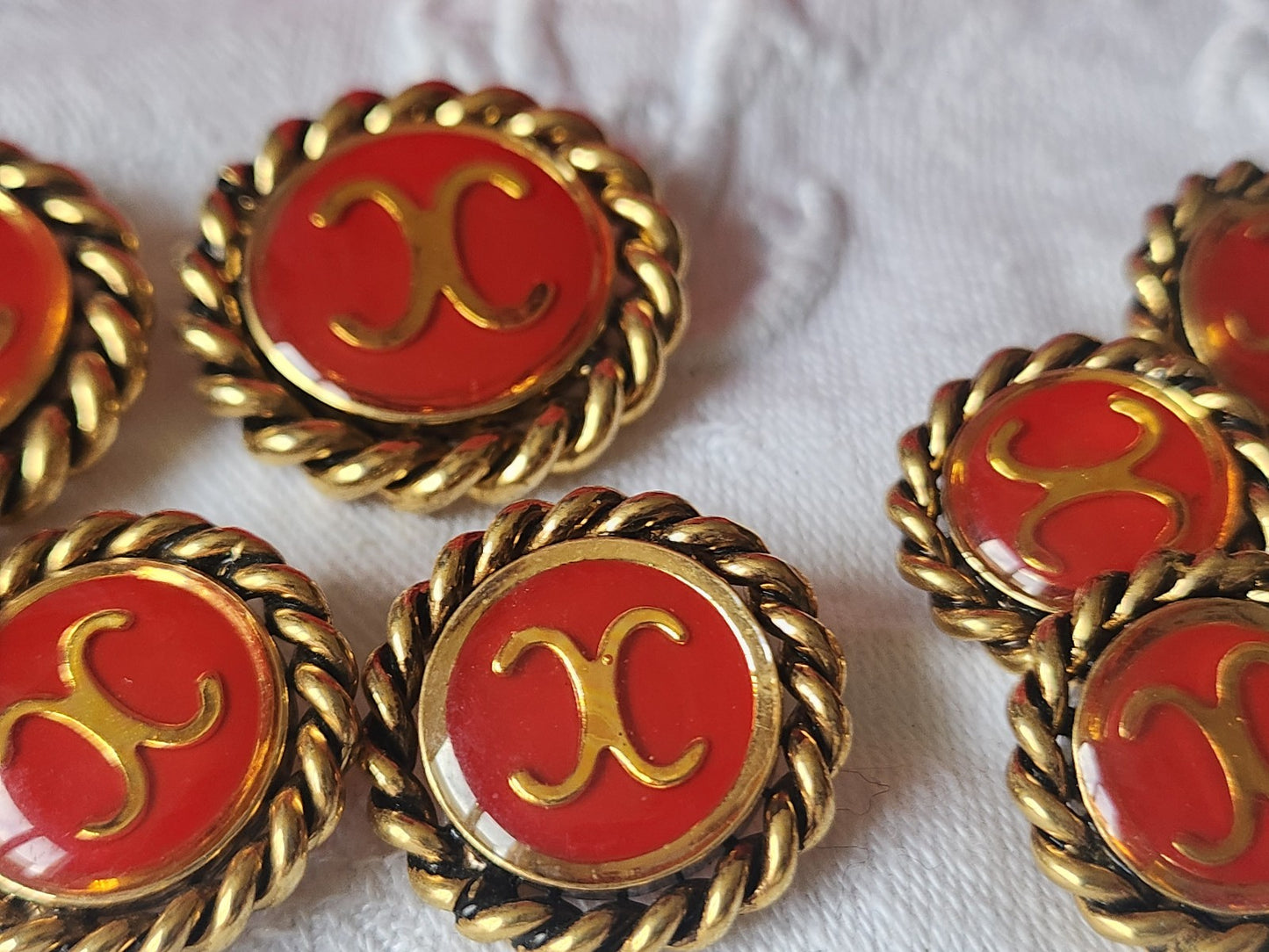 Lot 9 boutons vintage en métal doré lourd rouge panaché 1,9 à 2,7 cm ref 2083