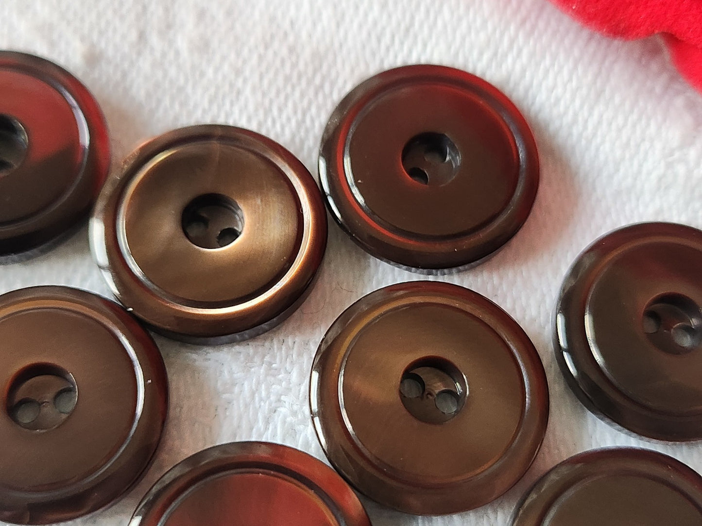 Lot 8  boutons anciens en nacremarron  1,5 cm ref 3030