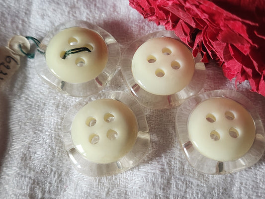 Lot 4 jolis boutons vintage transparent creme ondulé 2,3 cm ref 5748