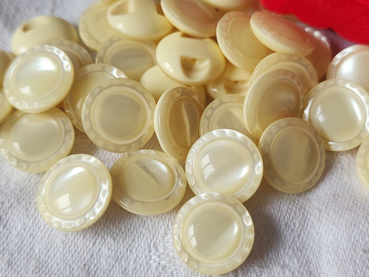 Lot 15  boutons vintage beige/ jaune  lumineux travaillé pied 1,4 cm ref 1687