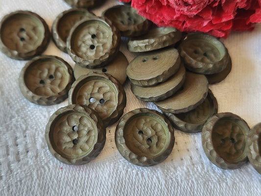 Lot 21 boutons vintage vert kaki mat effet martelé trou 1,4 cm ref 3069