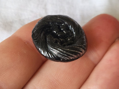 Bouton ancien en résine noir légèrement argenté diamètre 2,1 cm G17D