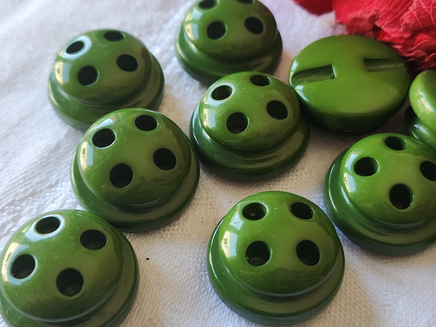 Lot 6  boutons vintage vert pied haut travaillé 2,1 cm ref 5207