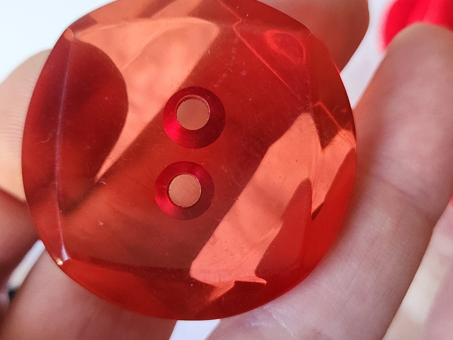 Gros bouton vintage rouge transparent épais superbe 4 cm trous ref  4913 **