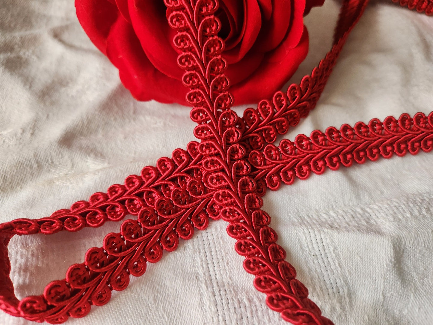 Galon vintage rouge satiné lumineux large 2 métres 30 sur 1,8 cm A2