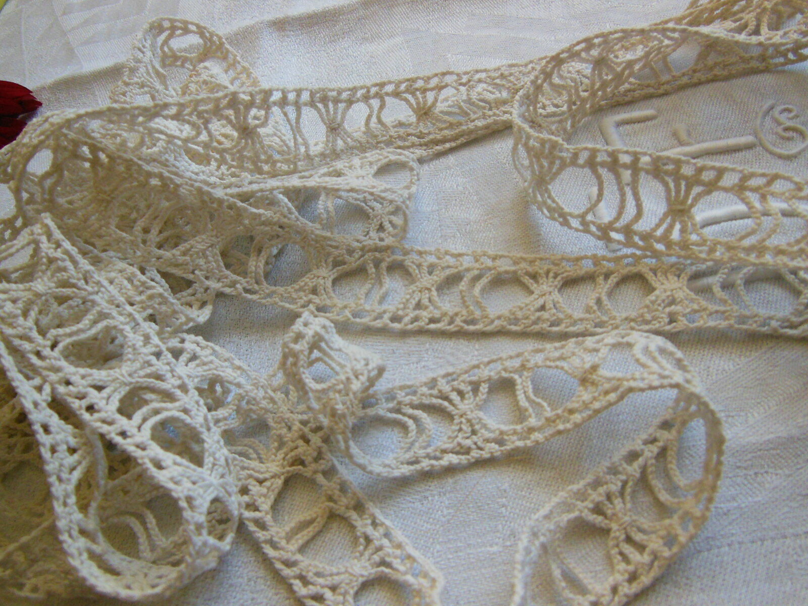 Dentelle ancienne entre deux aérée 3 mètres sur 2,1 cm T2-30