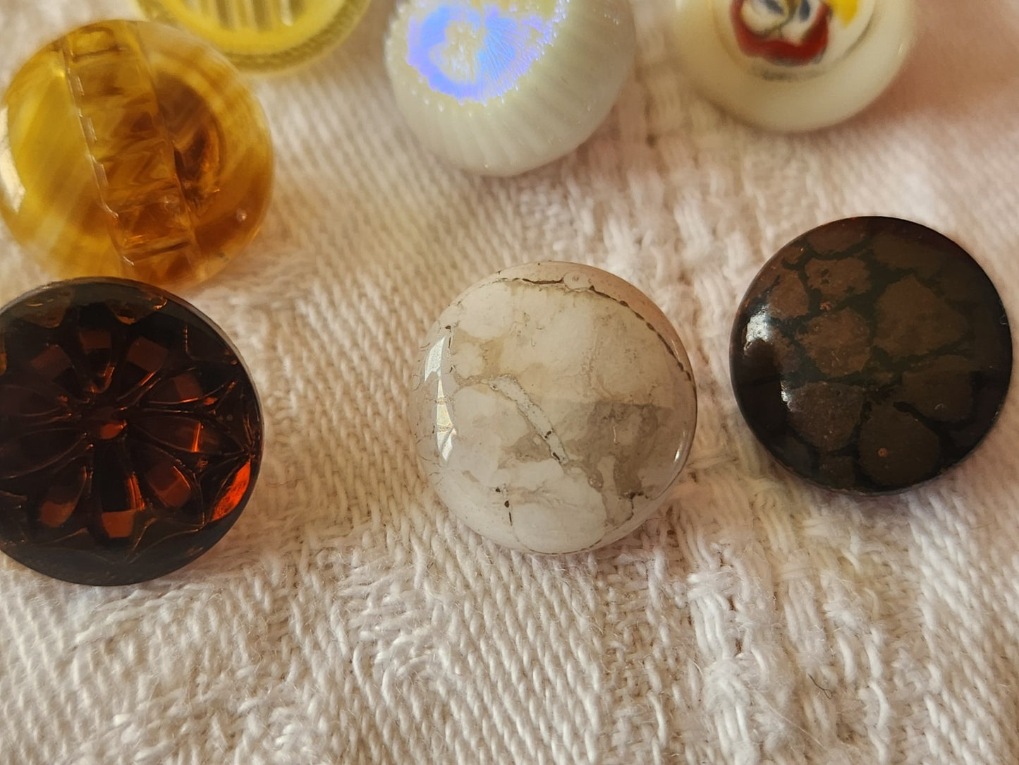 Lot 10 boutons anciens en verre multicolore  panaché 1,3/1,4  cm ref 3972