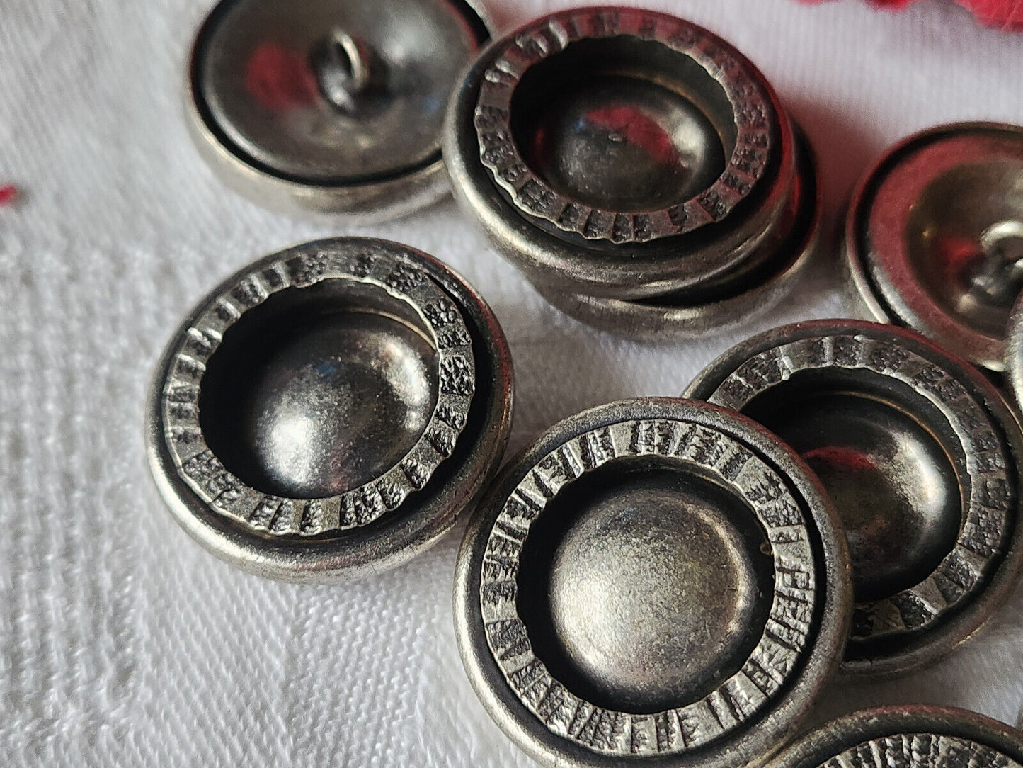 Lot 6 gros boutons vintage en métal argenté lourd  2,5 cm pied ref 1558