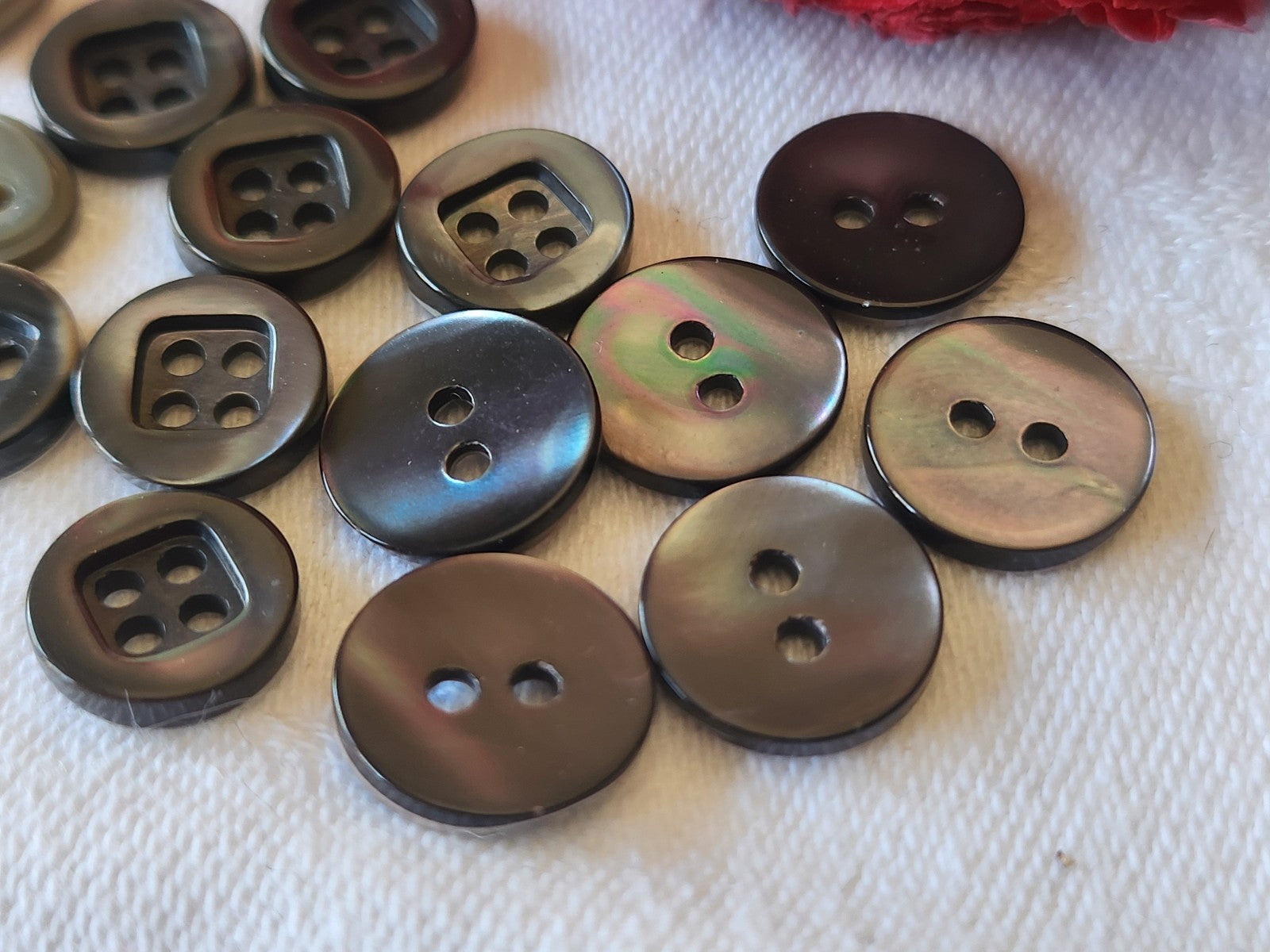 Lot 21 boutons anciens en nacre gris 3 series 1,1 et 1,2 cm ref 4870