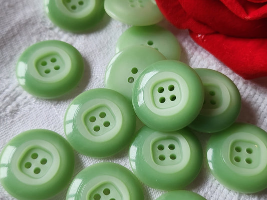 Lot 10  boutons vintage vert tendre jolis 4 trous 2,2 cm ref 2216