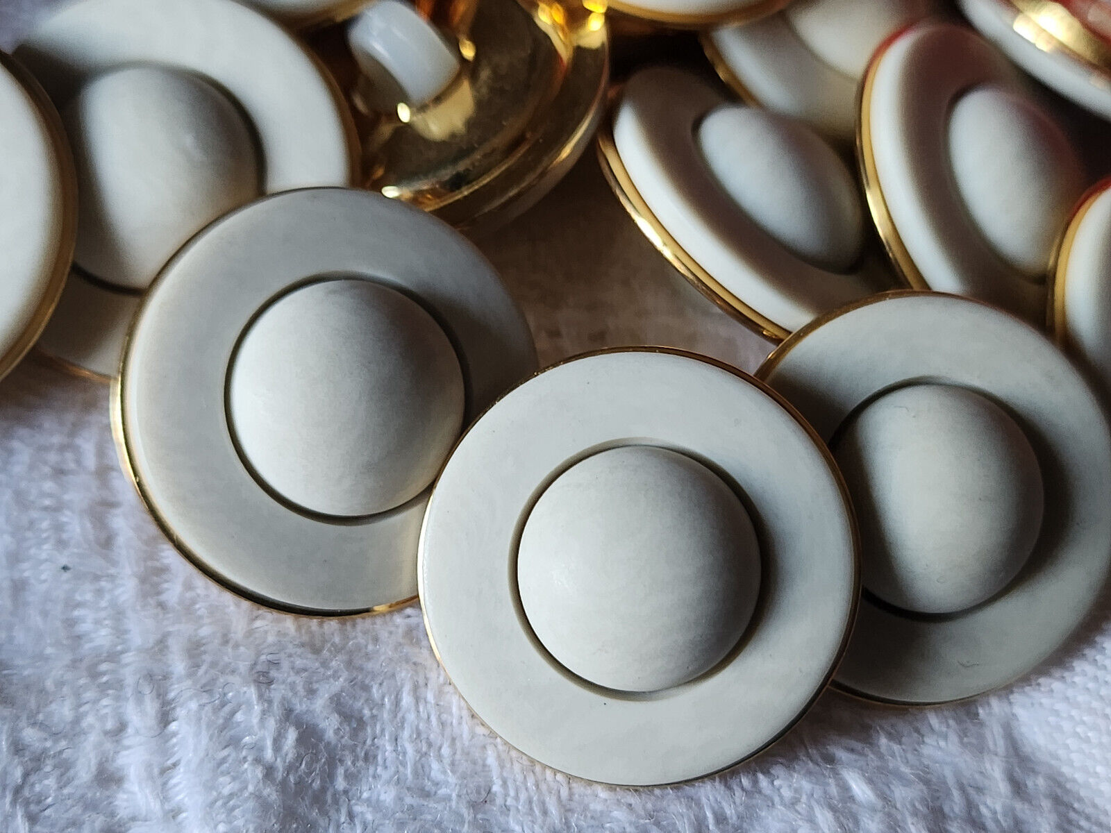 Lot 6 boutons vintage gris veiné mat à pied metal doré 2,2  cm ref 1478