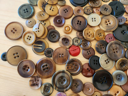 Gros lot de boutons anciens en corozo à trous un peu moins de 500 grammes T10