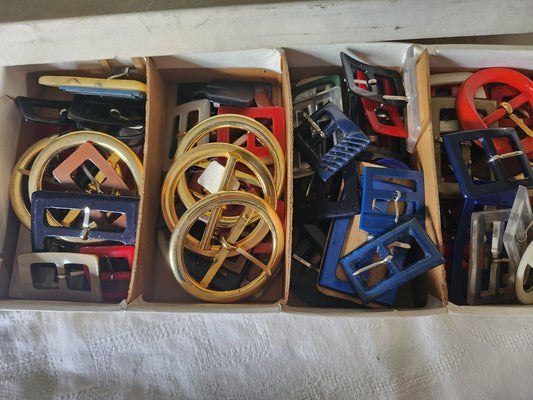 Lot de   85   boucles de ceinture anciennes vintage mode collection mercerie