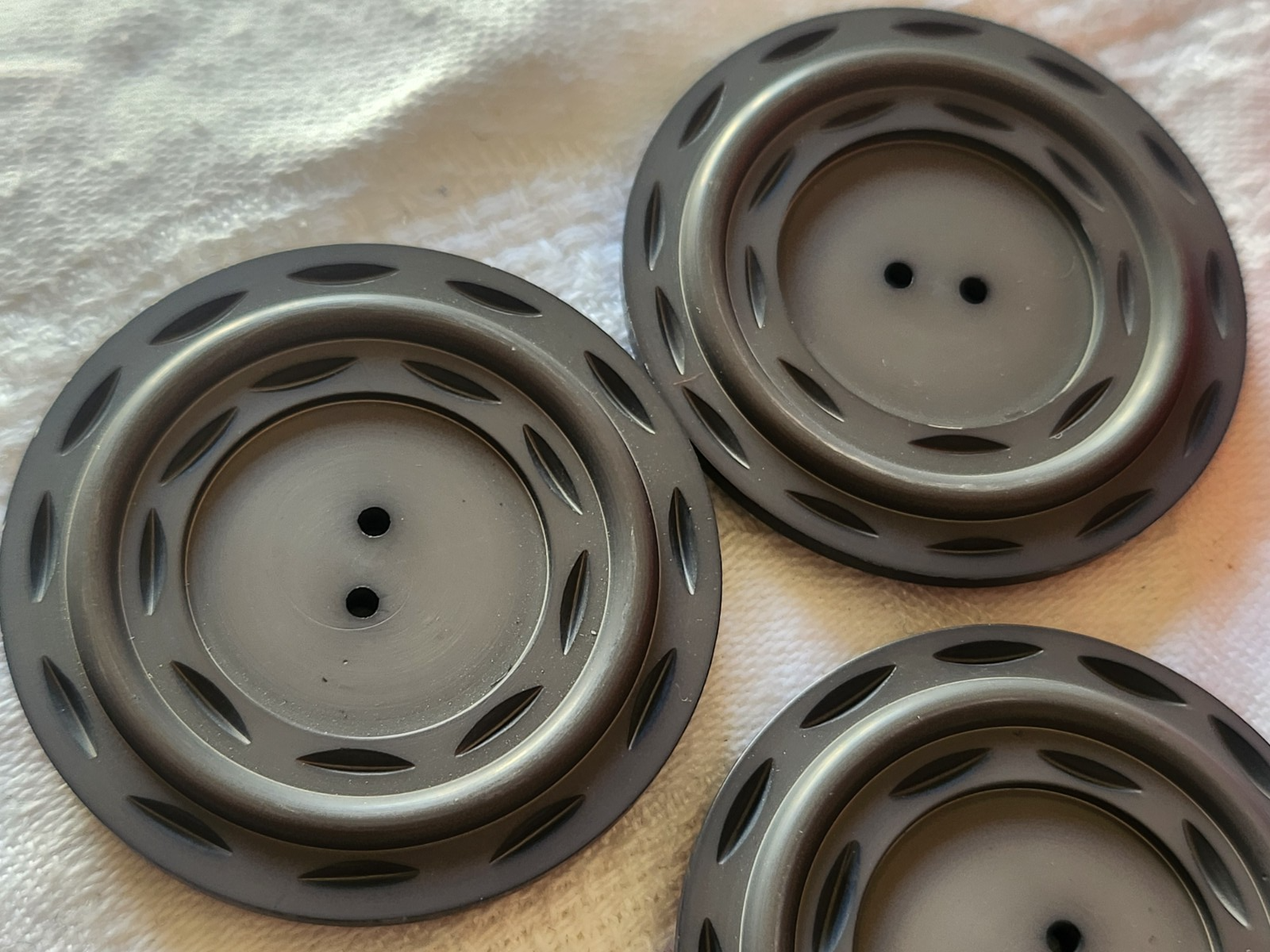 Lot 6 énormes boutons vintage gris mat XXL à trous 4,4 cm ref 6116
