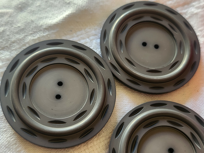 Lot 6 énormes boutons vintage gris mat XXL à trous 4,4 cm ref 6116