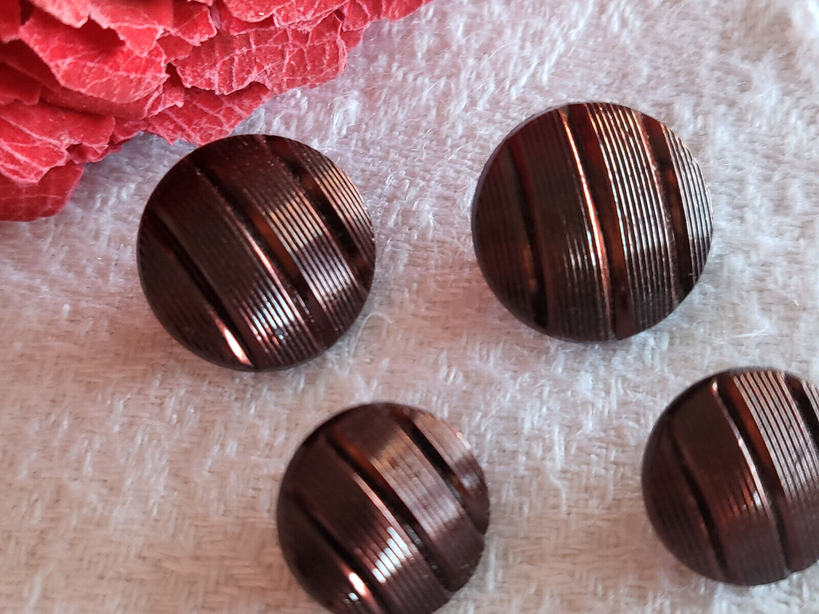 Lot 4 boutons anciens en  verre marron pied  1,1 et 1, 3 cm G10D