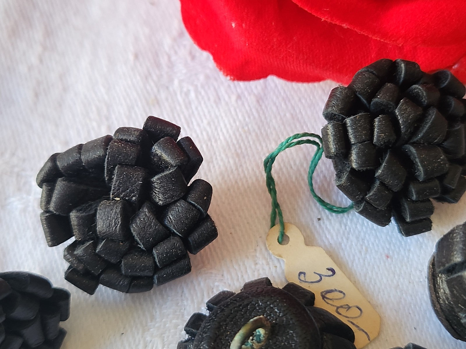 Lot 6 superbes boutons anciens en cuir parurier pied 2,3/2,4 cm ref 763