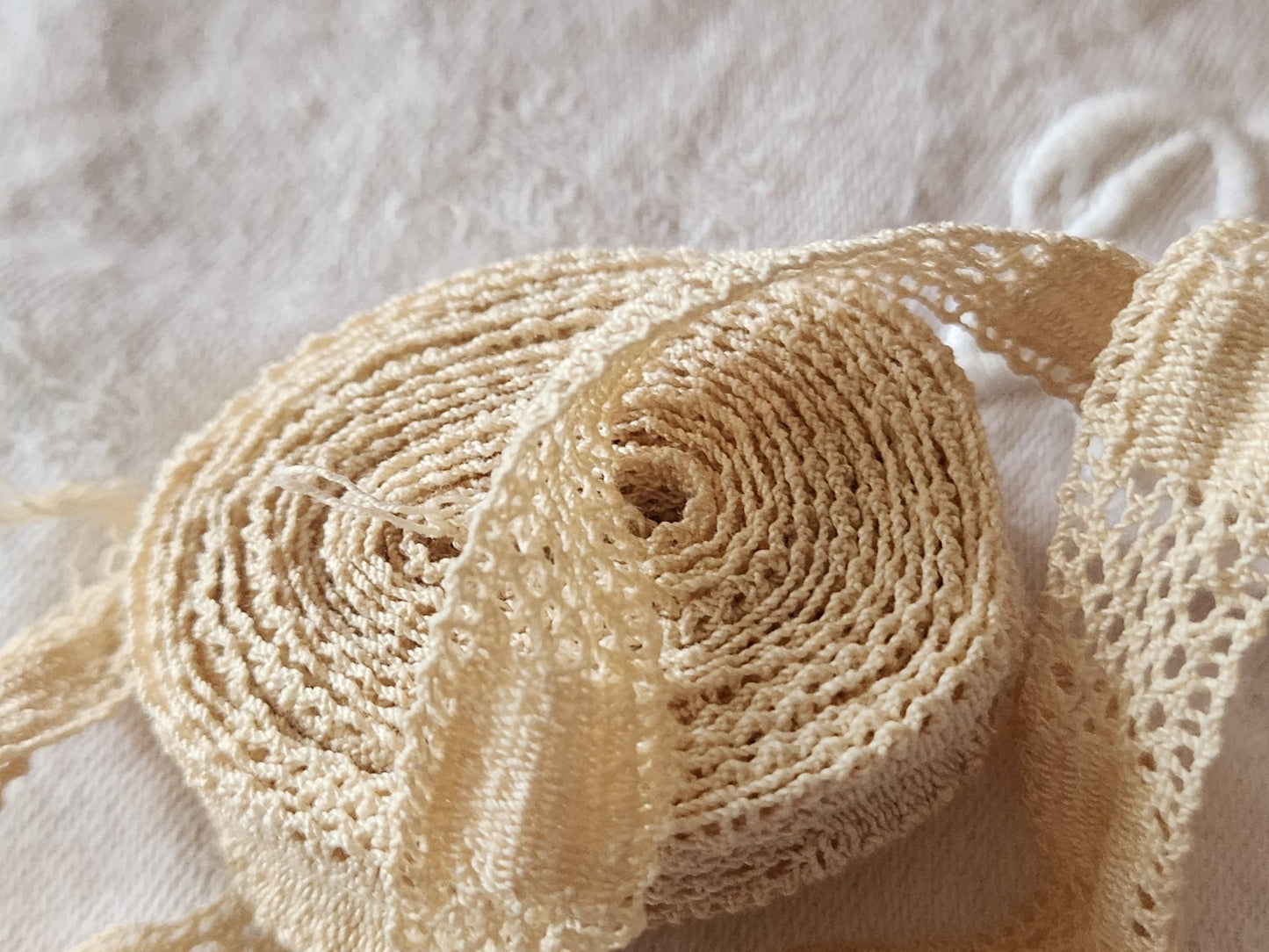 Dentelle ancienne beige 2 mètres 75 sur 1,3 cm fait main T2-5