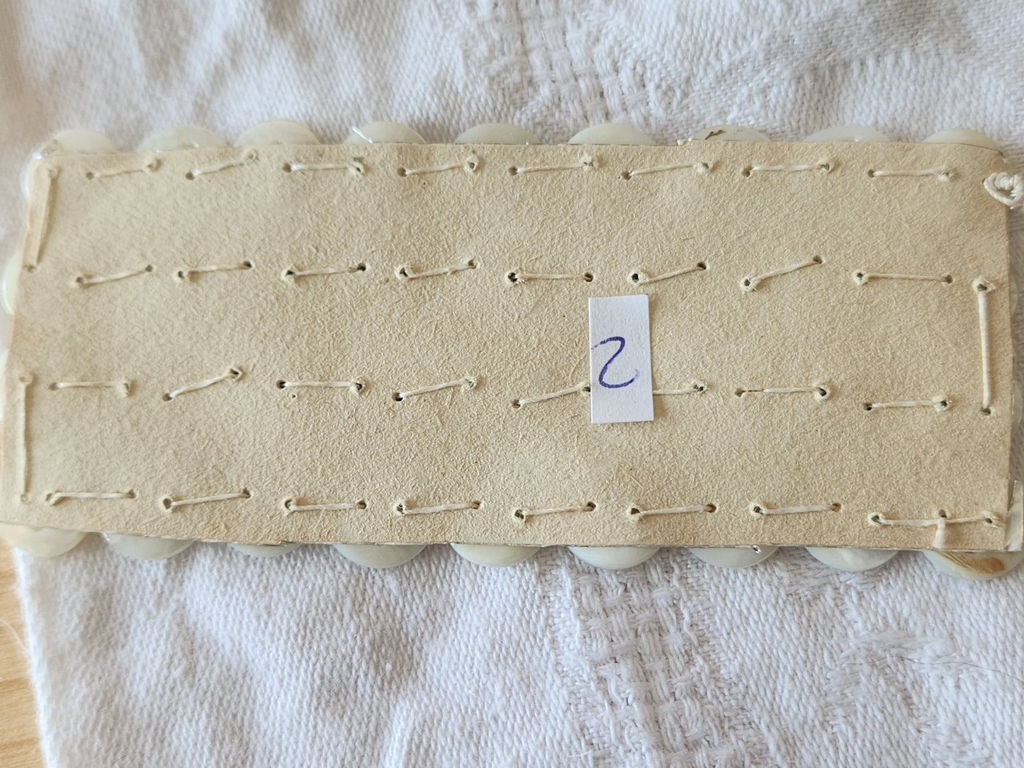 Plaque lot 36 boutons anciens en nacre blanc trous 1 cm corsage mini N°2