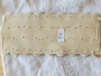 Plaque lot 36 boutons anciens en nacre blanc trous 1 cm corsage mini N°2