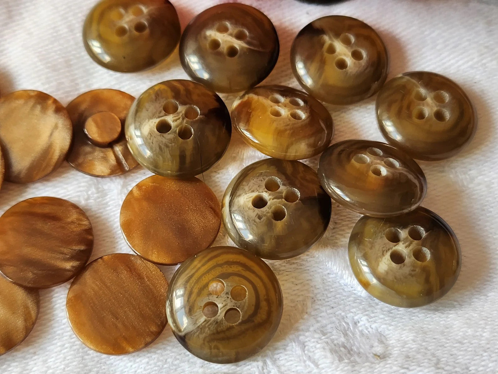 Lot 19 boutons vintage marron 2 series 1,3 et 1,4 cm trous ref 6038